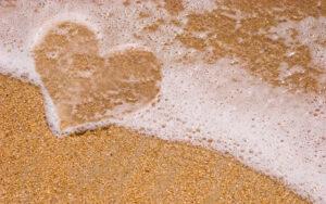 foto-van-een-liefdes-hartje-op-het-strand