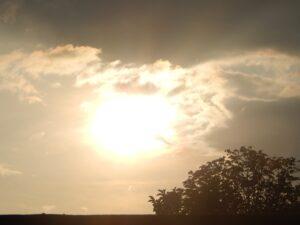 Zon of donkere wolken, wat kiezen we?